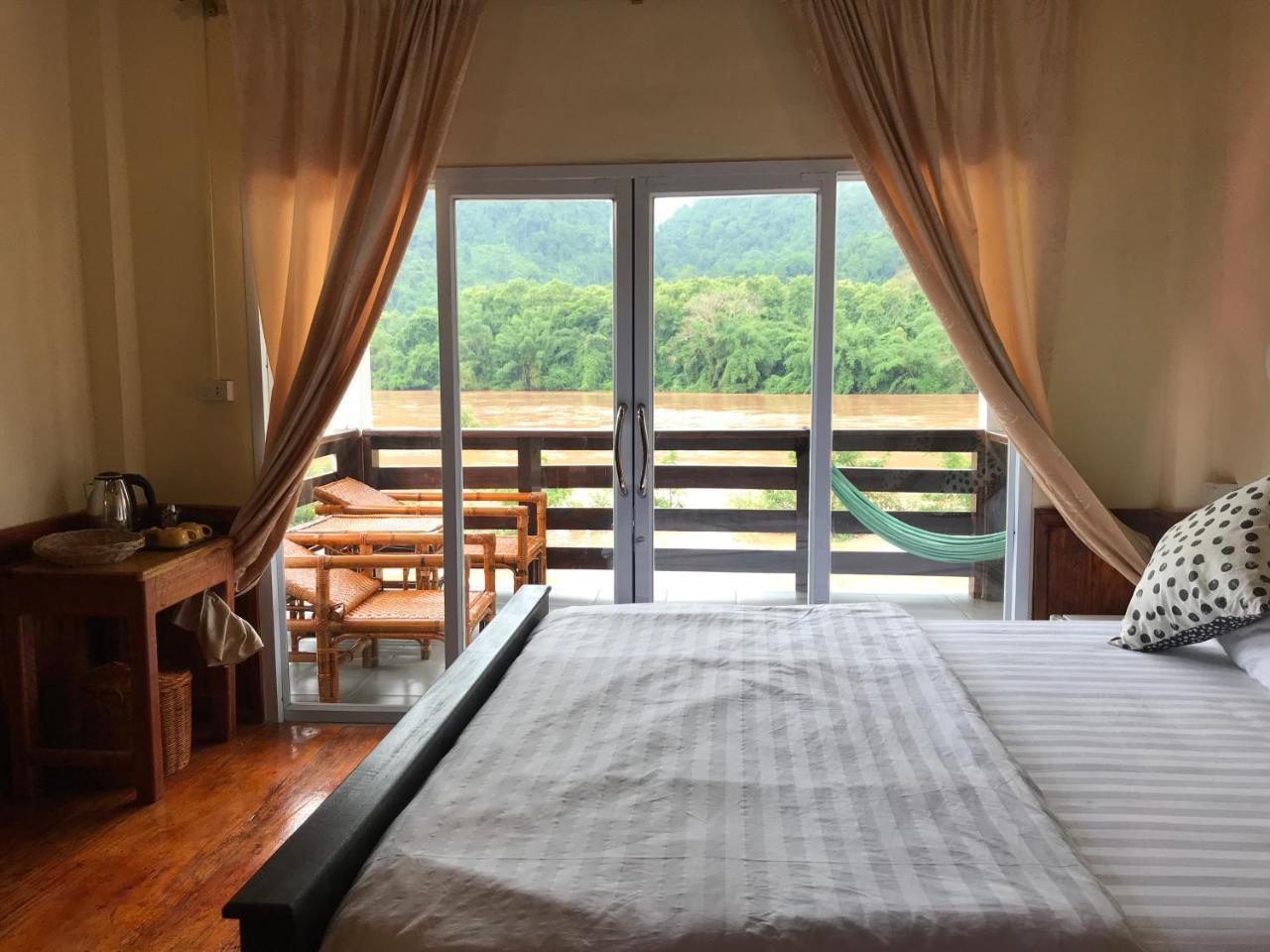 Riverview Bungalows & Gh Muang Ngoi Bagian luar foto